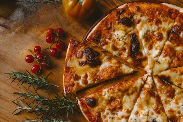 Quel est le moyen le plus efficace de gérer un système de commande et de livraison pour un établissement de pizza artisanale?