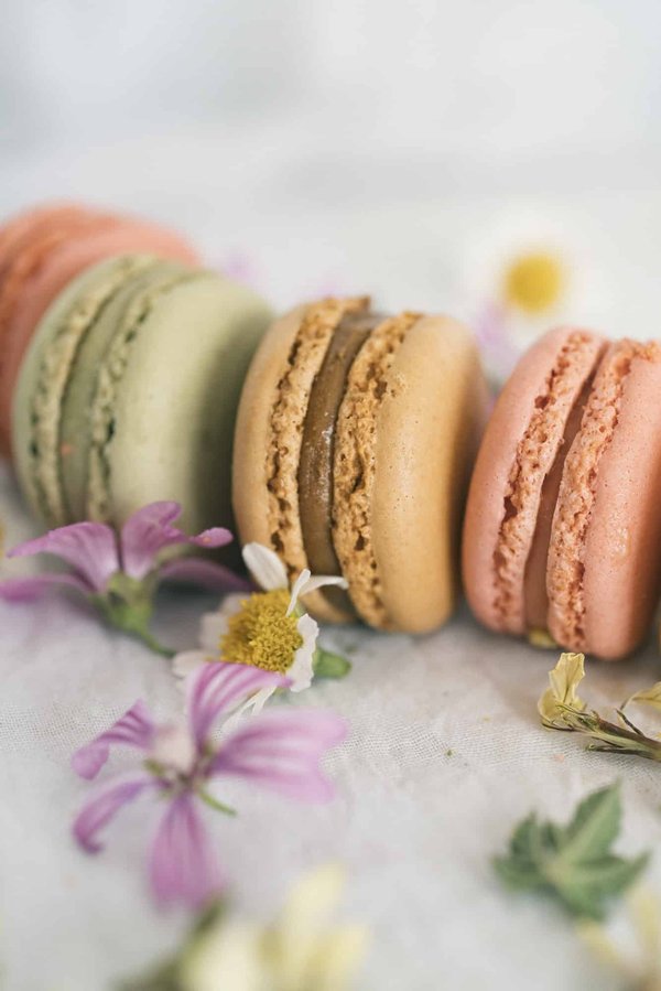 Quelle est la technique pour réussir des macarons à la framboise avec une coque parfaite?