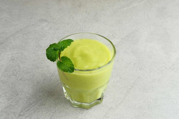 Comment développer une section de bar à jus de fruits exotiques dans un restaurant tropical?